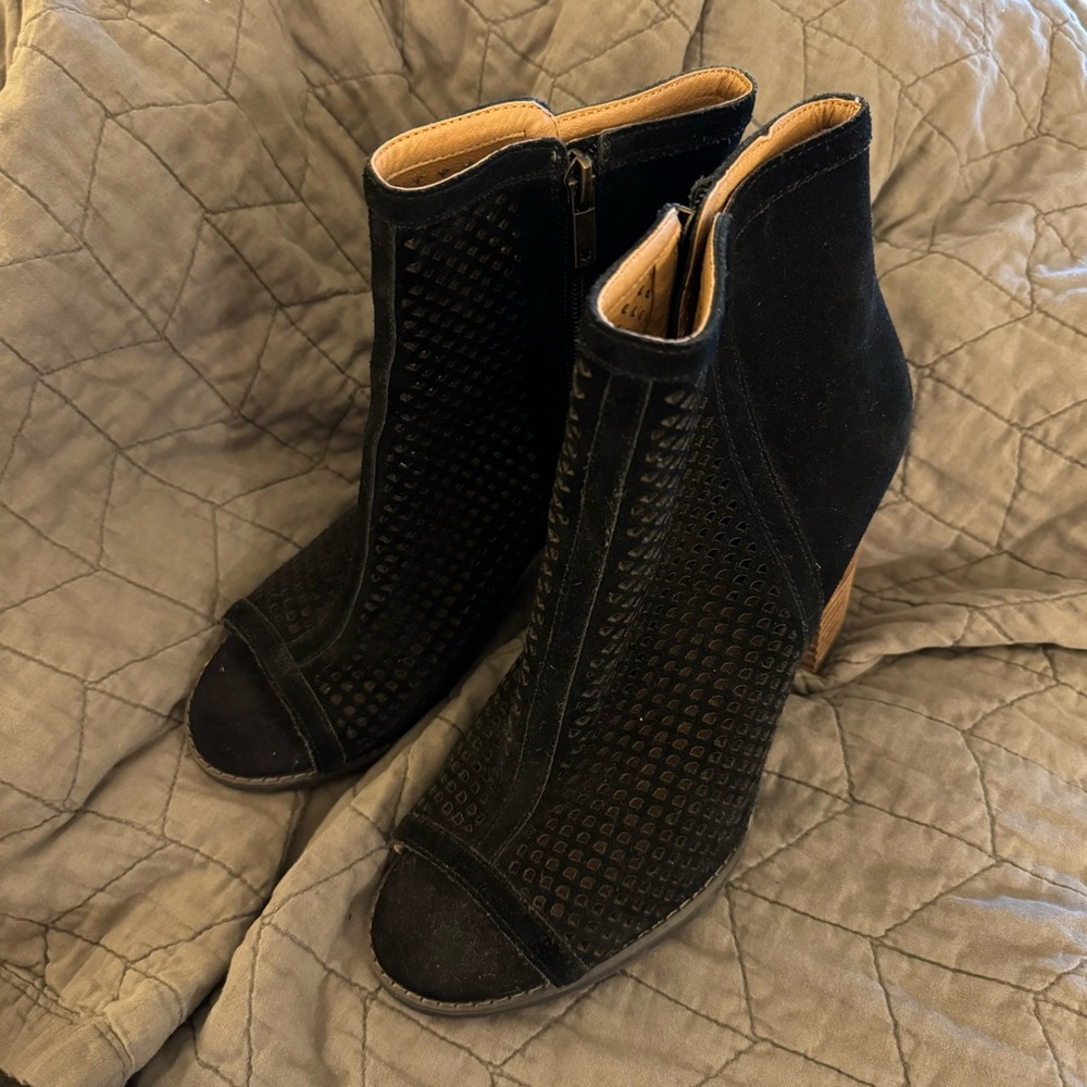 Lucky Brand Womens Lakyn Black Suede Perforated Peep Toe Ankle Boot 9.5